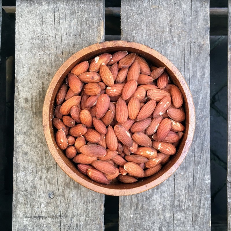 Gebrande amandelen Gebrande amandelen met vlies ongezouten Verse gezonde noten